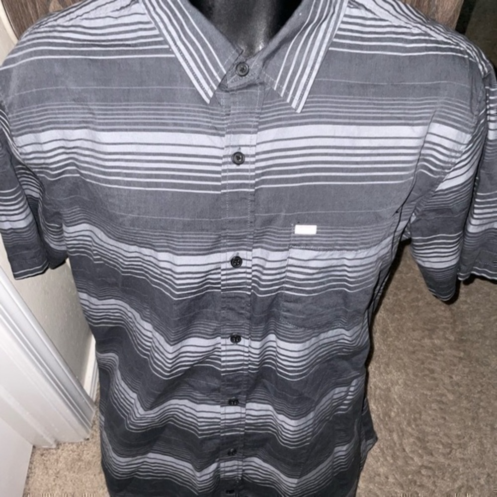 Men’s used size XL button front short sleeve Hurley grey striped shirt